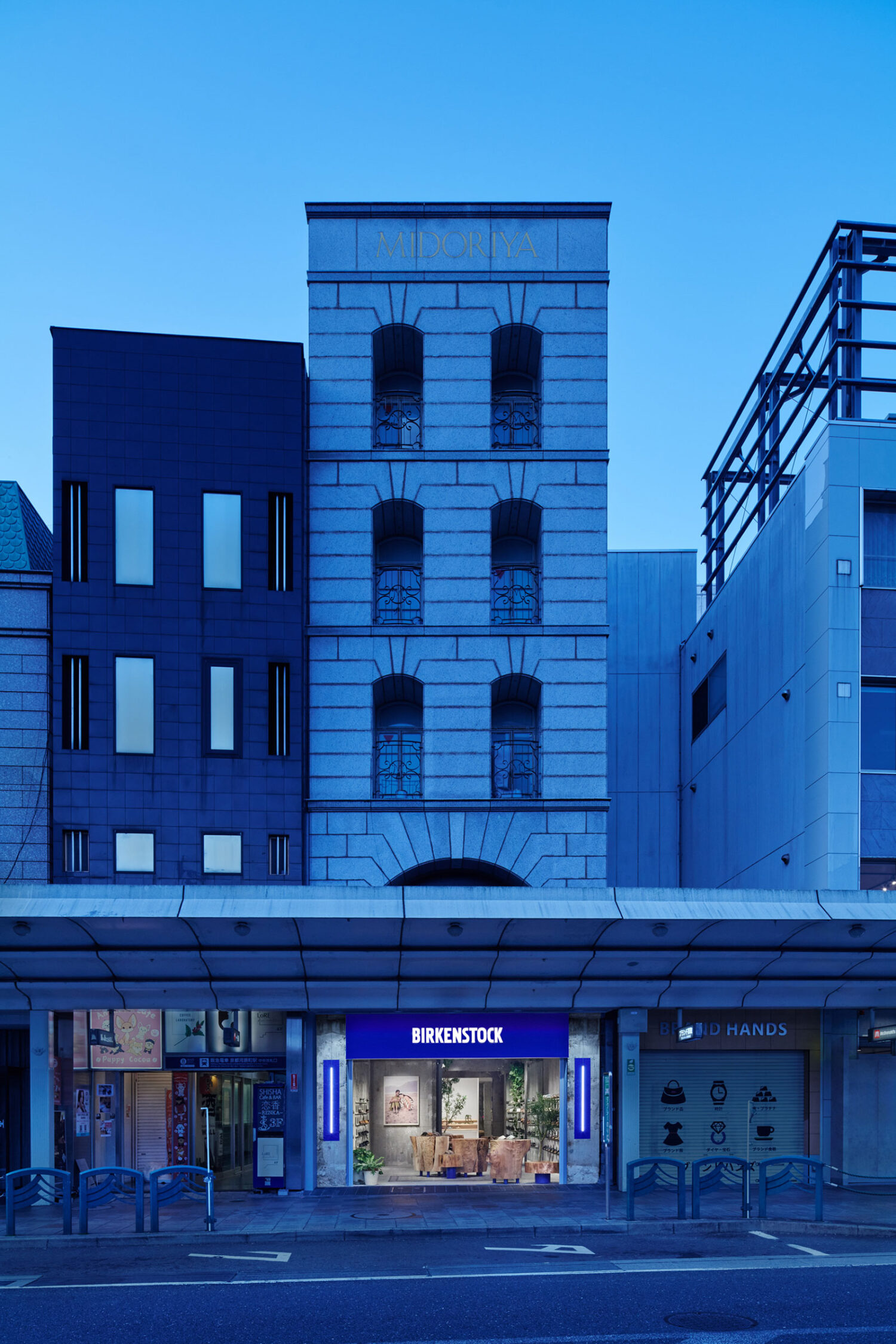 トラフ建築設計事務所による、京都市の店舗「BIRKENSTOCK KYOTO」。1年間限定の路面店。歴史的な街並みと同社の伝統の体現を目指し ...