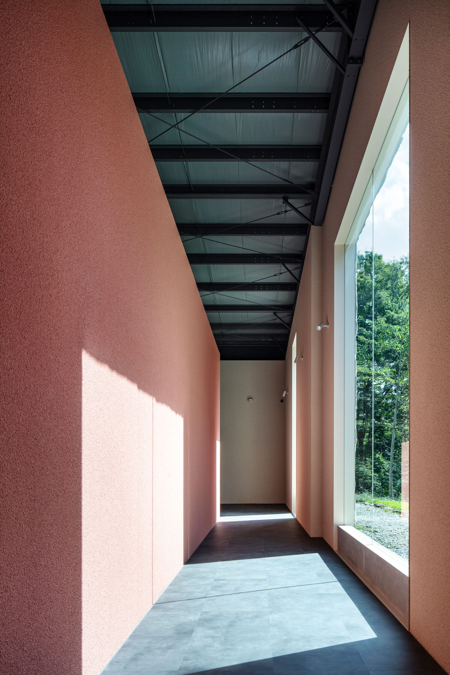 篠崎弘之建築設計事務所による、栃木・那須町の「Nasu Forest & Art Museum」。インド細密画を展示する施設等。広がる森と繊細