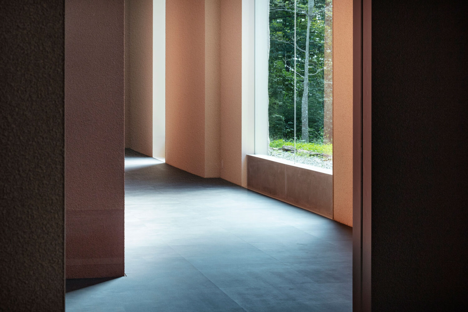 篠崎弘之建築設計事務所による、栃木・那須町の「Nasu Forest & Art Museum」。インド細密画を展示する施設等。広がる森と繊細