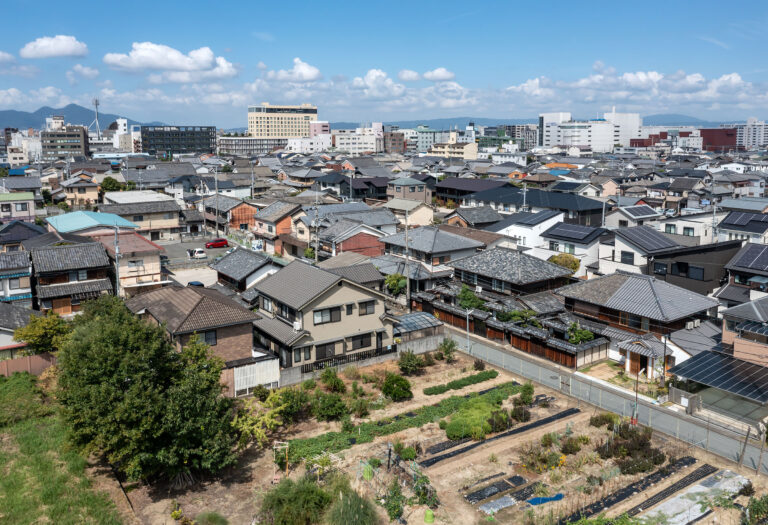 山本嘉寛建築設計事務所による、奈良・橿原市の「草臥の家」。戦前築の長屋を改修する計画。古い街並みの保存に寄与しつつ“実際に生活したい”施主の為 ...