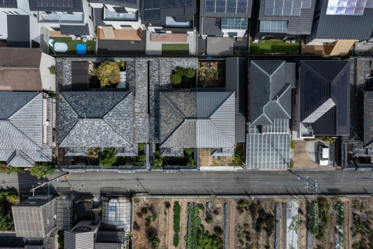 山本嘉寛建築設計事務所による、奈良・橿原市の「草臥の家」。戦前築の長屋を改修する計画。古い街並みの保存に寄与しつつ“実際に生活したい”施主の為 ...